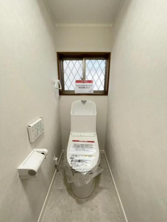 トイレ 明るく清潔感のある節水型ウォシュレットトイレです