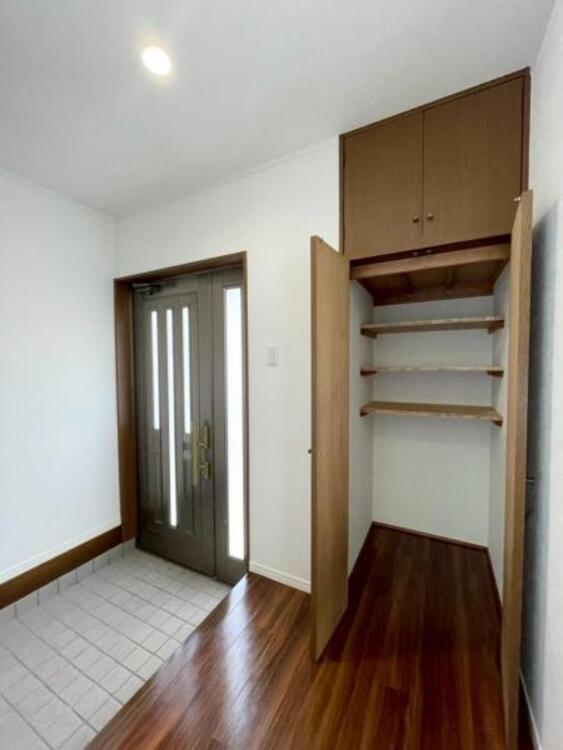 収納 玄関収納にはお出かけ時のアイテムのほか、掃除機など高さのあるものもすっきり。