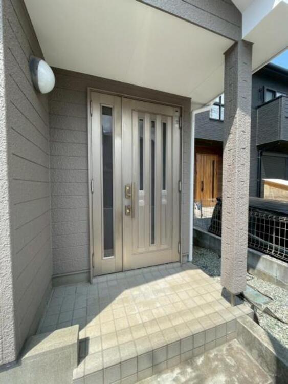 その他 屋根付きの玄関なので、雨の日でも濡れずに開閉できます 