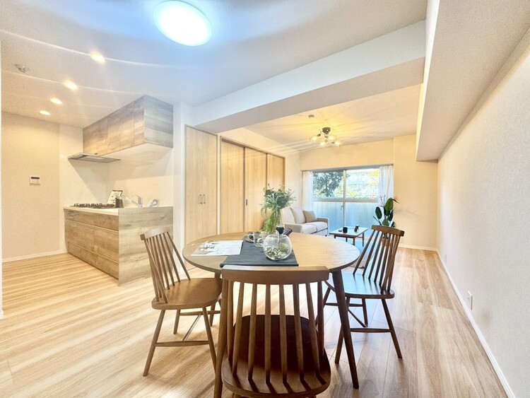 居間 忙しく過ぎゆく日常を置き去るほど、ゆったりした時間が流れるリビング。