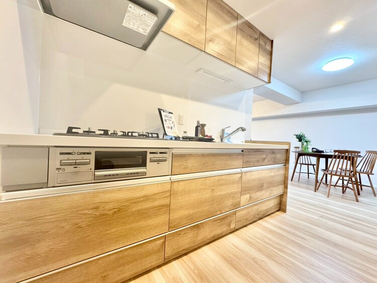 キッチン スマートな意匠と充実の機能を備えたキッチンが、暮らしにおいしい彩りを添えます。