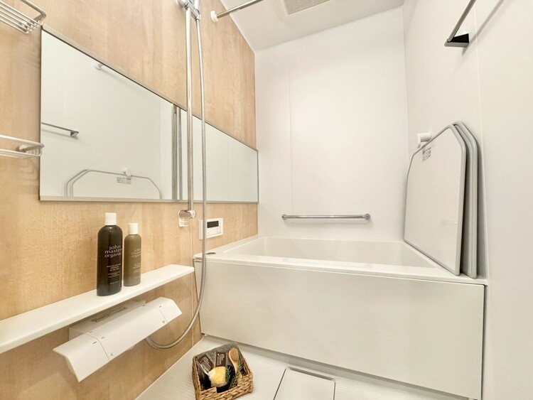 風呂 一日の疲れを癒すバスルームは、心地よいリラックスを叶える清潔感溢れる空間です。