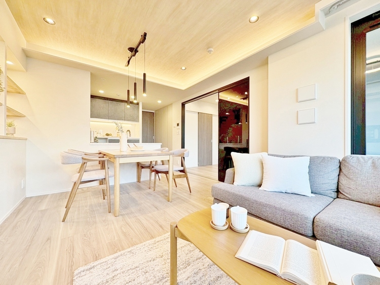 居間 飾り過ぎないシンプルな内装と偏り過ぎないデザインで統一しました。