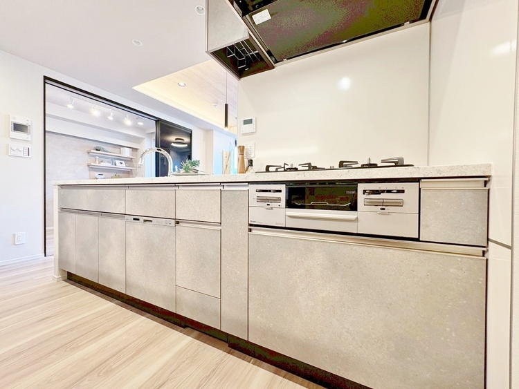 キッチン スマートな意匠と充実の機能を備えたキッチンが、暮らしにおいしい彩りを添えます。