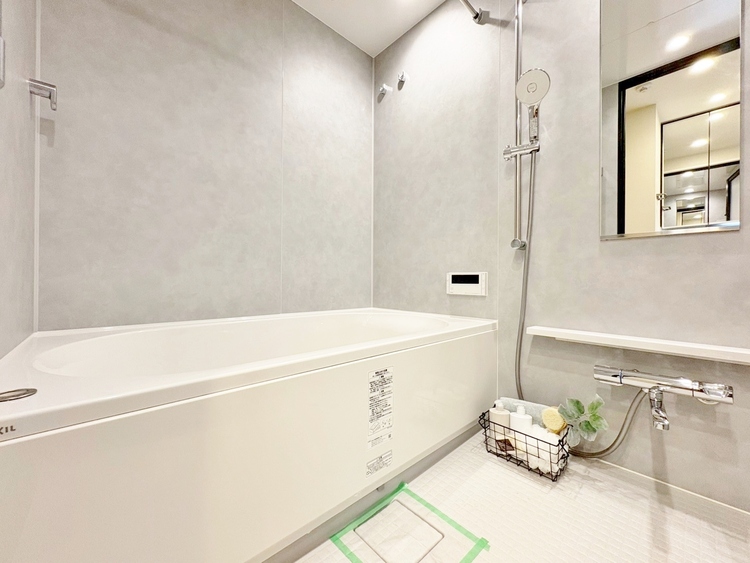 風呂 一日の疲れを癒すバスルームは、心地よいリラックスを叶える清潔感溢れる空間です。
