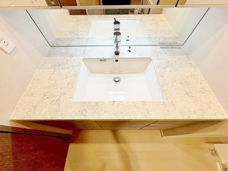 洗面 何かと物が増える場所だからこそ、スッキリと見映えの良い空間に。