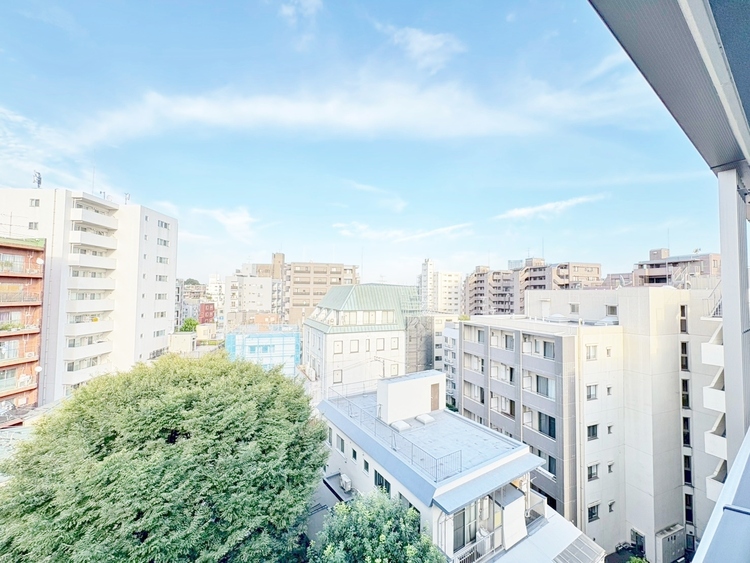 バルコニー 窓を開けると広がる青空。心をリフレッシュして日々を過ごしていきましょう。