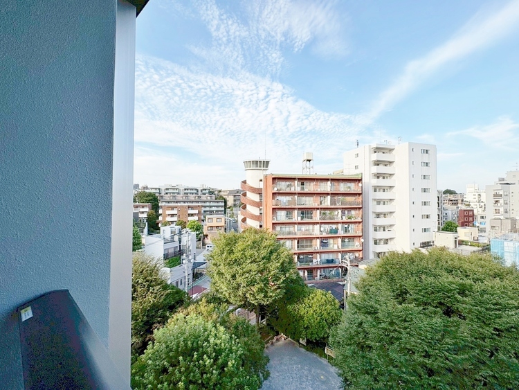 バルコニー 頬をなでる、優しい風を感じることが出来ます。