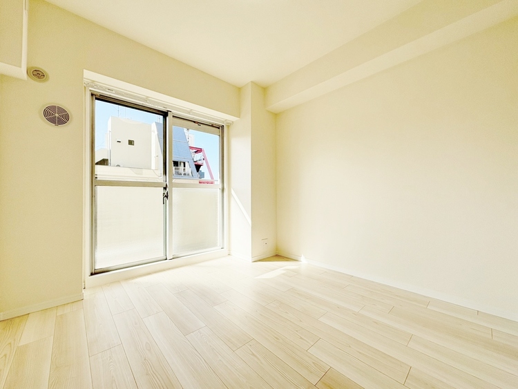 寝室 ベッドも十分に設置するスペースがあります。