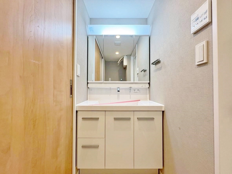 洗面 何かと物が増える場所だからこそ、スッキリと見映えの良い空間に。