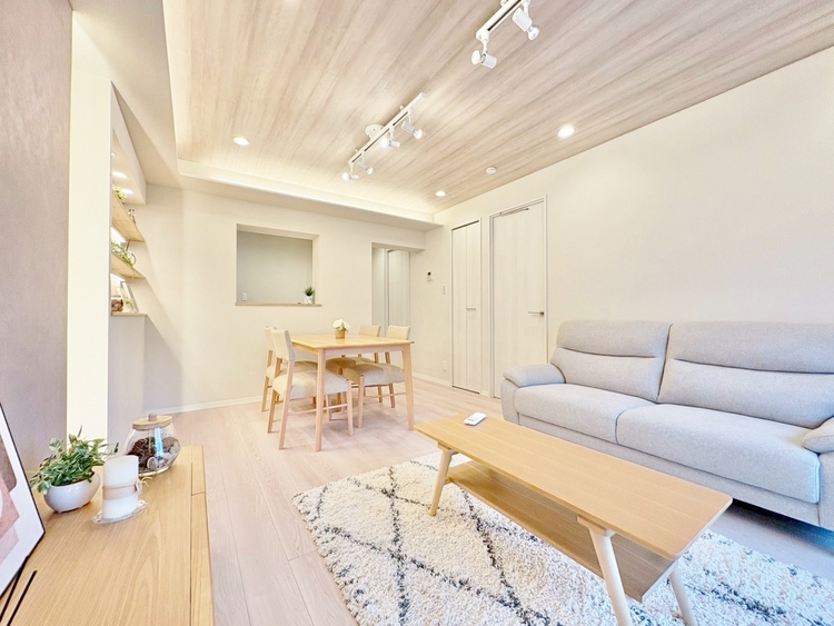 居間 忙しく過ぎゆく日常を置き去るほど、ゆったりした時間が流れるリビング。