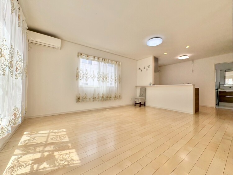 居間 忙しく過ぎゆく日常を置き去るほど、ゆったりした時間が流れるリビング。