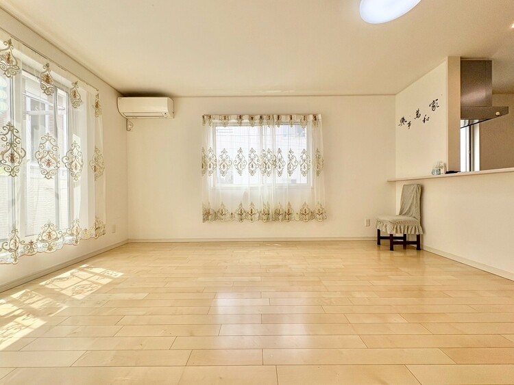 居間 居心地の良い空気感は、暮らしのステージを彩り、心からのやすらぎと満足感を与えてくれます。