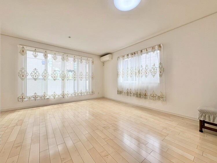 居間 飾り過ぎないシンプルな内装と偏り過ぎないデザインで統一しました。