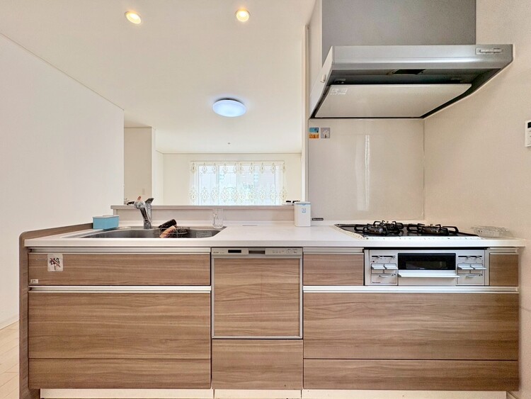 キッチン スマートな意匠と充実の機能を備えたキッチンが、暮らしにおいしい彩りを添えます。