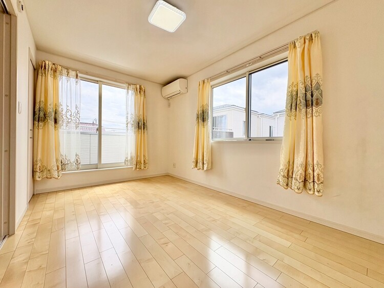 寝室 ベッドも十分に設置するスペースがあります。