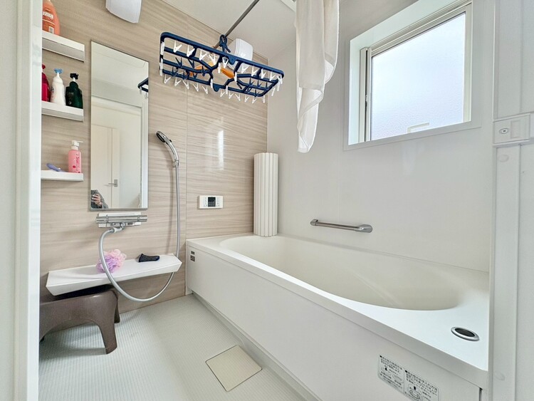 風呂 一日の疲れを癒すバスルームは、心地よいリラックスを叶える清潔感溢れる空間です。