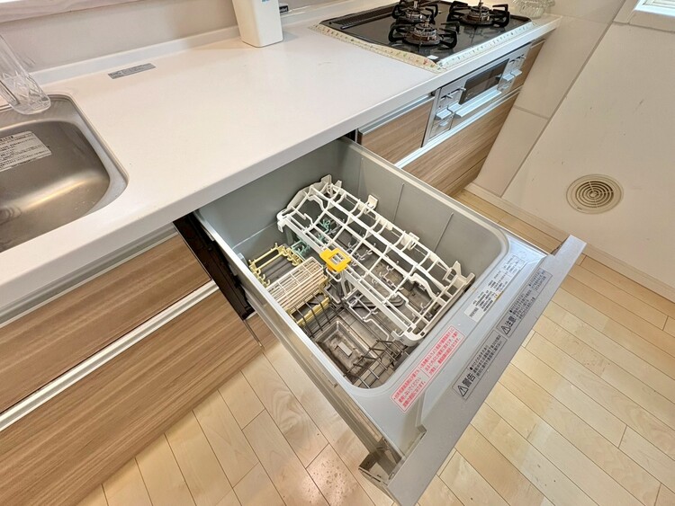 設備 家事の時短に役立つ食洗機。省スペースのビルトインタイプを採用致しました。