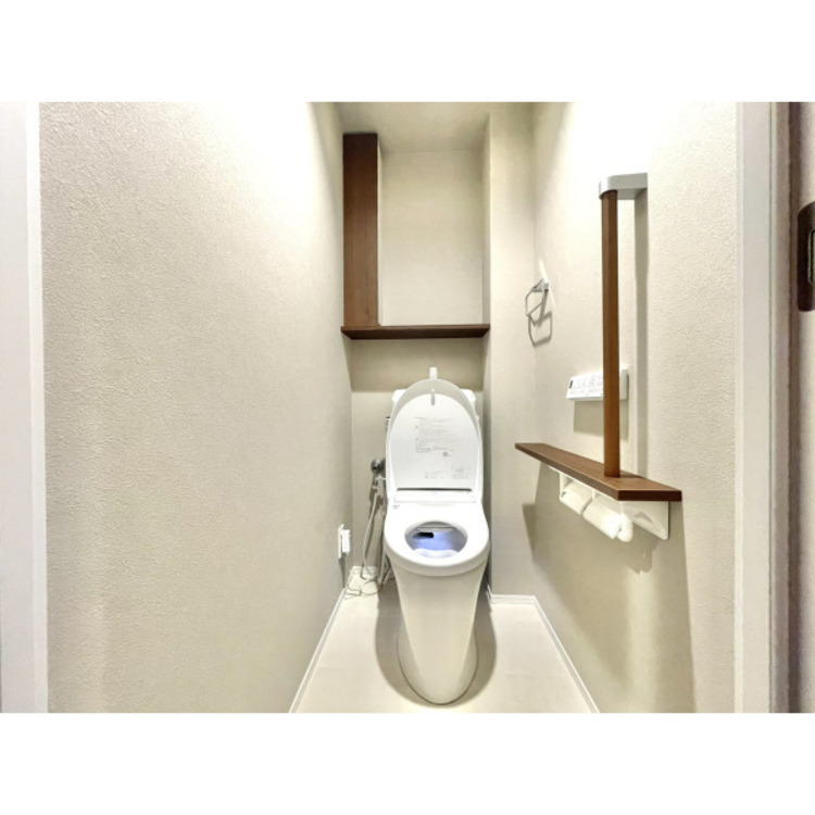 トイレ トイレは限られた空間ですので、ペーパーのストックや掃除用品をスッキリしまえるように収納場所を設けました。