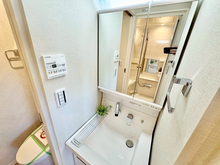 その他 清潔感を感じられる洗面化粧台。