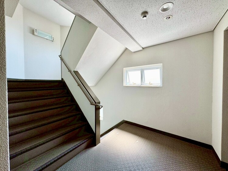 その他 共用部の階段です。明るく清潔に管理されています。