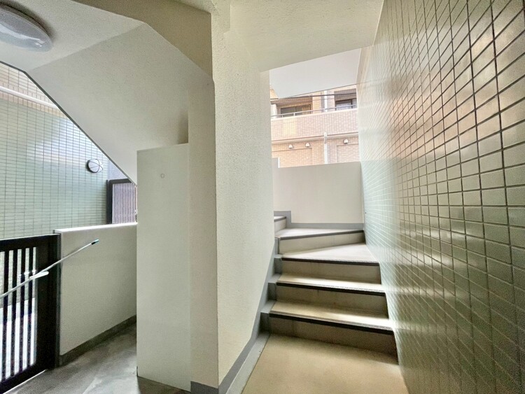 その他 共用部の階段です。明るく清潔に管理されています。