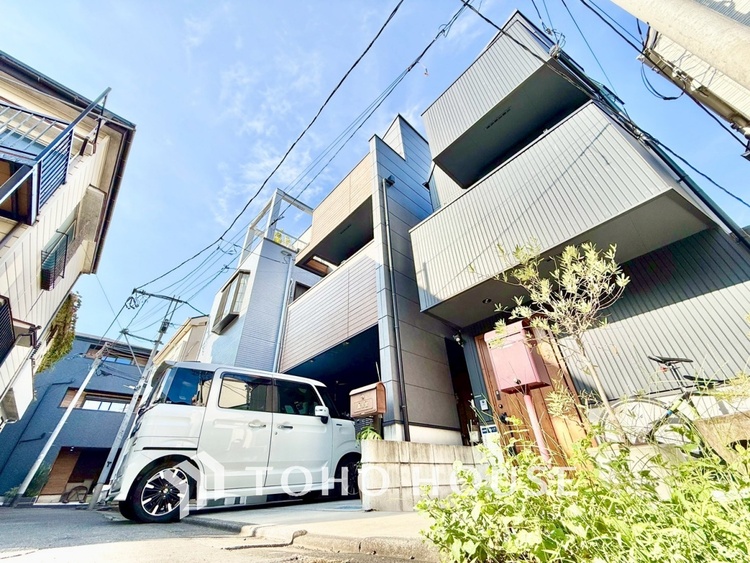 内装 【木漏れ日】の様な採光が優しく足元を照らし、心地いい暮らしの道しるべを写し出す。この空間で過ごす家族との語らいの時間がとても素敵で幸せを感じるかもしれない。