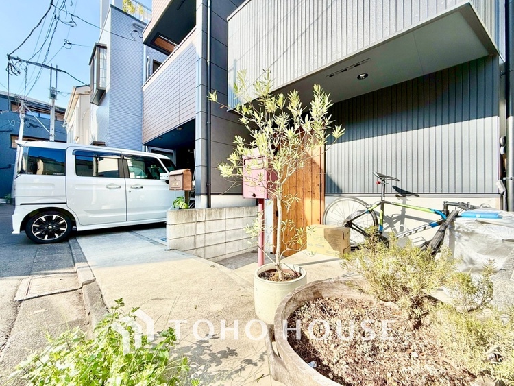 内装 【季節外れのホームホリディ】喧噪から離れ広々したリビングでゆったりと過ごす。そんな寛いだ休日もあっていい。だって『何もしない時を楽しむ』そんな贅沢な時間を愛する家族と堪能できるのだから。