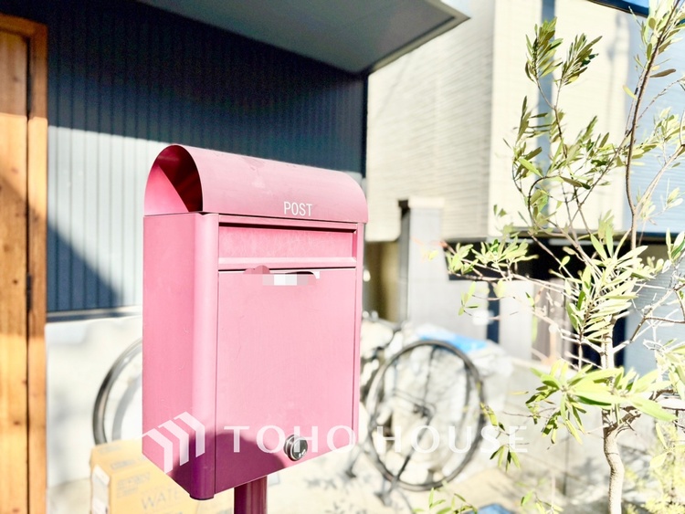 内装 【リビングルーム】天井に埋められた連続する眩い光−ダウンライト。それはまるでフライト航路のアプローチライトのように優美でロマン溢れるポジショニング。