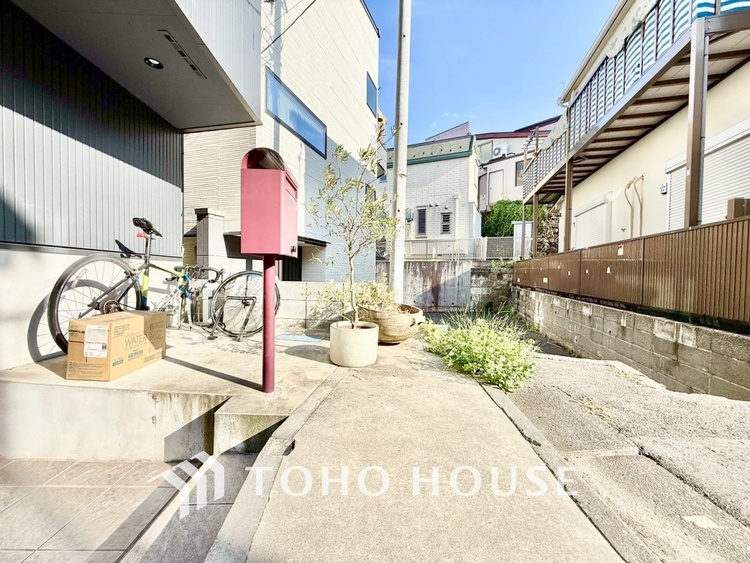 内装 【愛する人達】との幸せな時間をここで楽しむ。耐震性、デザイン、そして対面キッチンを備えたユーティリティー。何も妥協しないライフスタイル。愛する家族を大切にする人達が住まう家。