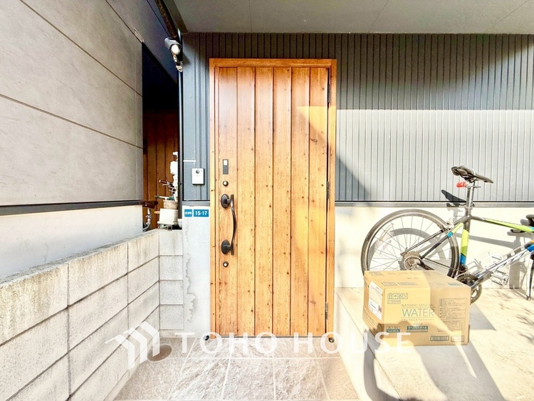 内装 【自身の道】華道、剣道、そしてここで暮らす者の正道。物事の正しい考えや愛する家族とのコミュニケーション。そんな考えの暮らし方がこの空間にも散りばめられている。