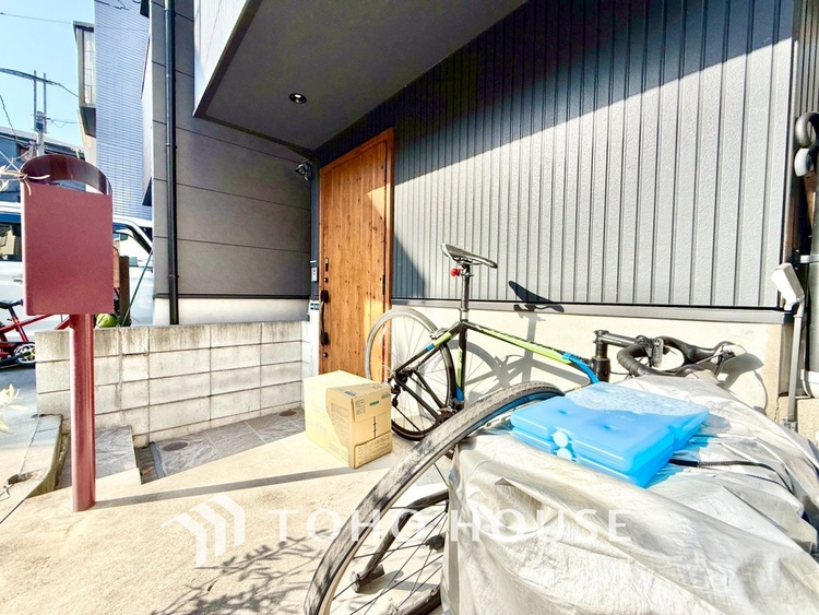 内装 【スペシャルシーン】デイリーシーンからスペシャルシーンまで様々なシーンで使用出来る、フレキシブルで飽きのこないこの空間。僕の頭の中では大好きなソファとダイニングテーブルと家族の笑顔が広がっていた