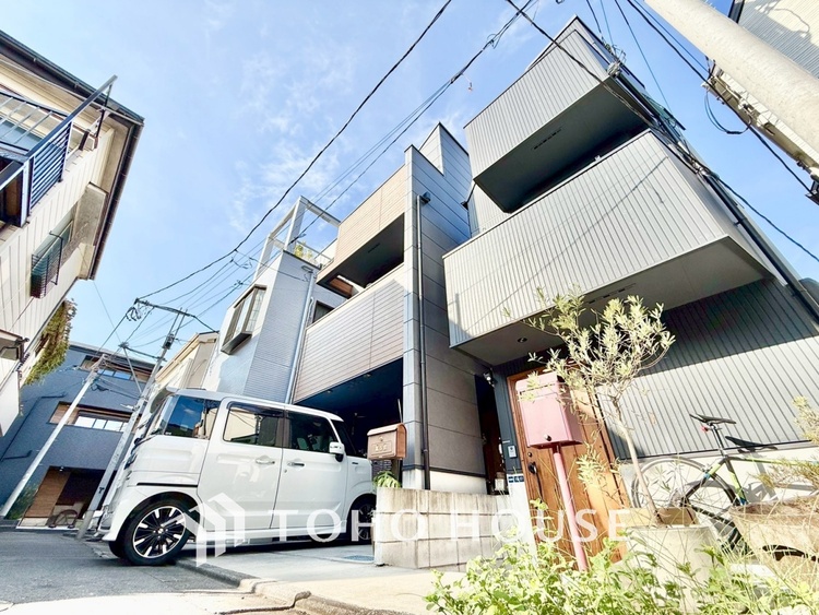 外観 窓を開けベランダに出ると当所なく広がる街と空のスクリーン。風が凪ぎ一時停止する目の前の画面の中、僕は一体何を考えていたのだろう。牧歌な街並みが僕を穏やかにさせてくれる。