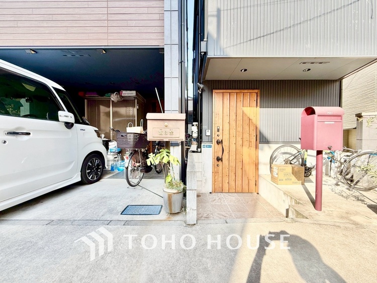 キッチン 【居心地のいい暮らし】には欠かせない眩い採光。ゆったりとした幅の窓からこの空間に降り注ぐ採光が絶えない。明るいリビングこそ居心地のいい暮らしが待っているのだと思う。