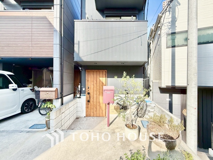 キッチン 【癒しの空間】室内構成に拘り採光とセンスを散りばめた空間。それは『柔らかさ』に似た素敵な居場所。そこに暮らす人のことを考えつくり出したものは『癒し』という心地よい居場所なんだと思う。