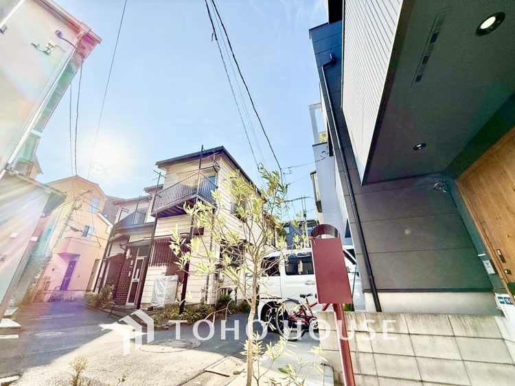 キッチン 【豪華絢爛】事も無げに美しく、伝えるには筆舌に尽くし難い。豪華絢爛や華美と言う事ではなく、住まう者にとって暮らし易く心地がいいと言う美しさがこの住まいには込められている。