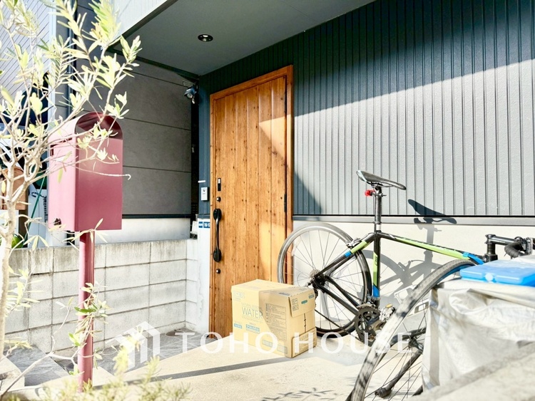 風呂 【Bathroom】奥行きが長く足を延ばしてもラクラクのスペース。体の大きい方でも嬉しいワイドサイズ。また、カビが付きにくく軽くこすれば簡単に落ちるお掃除ラクラク仕様です。