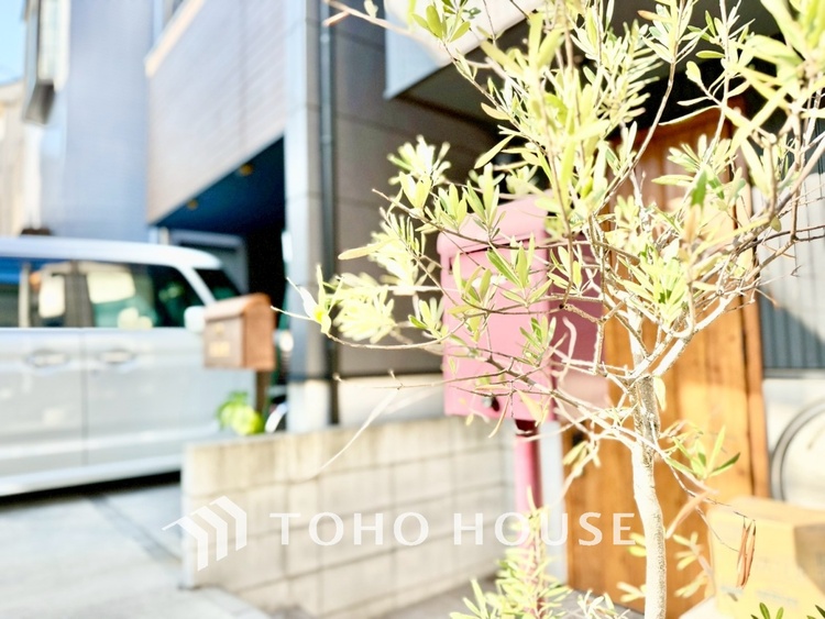 トイレ 【Toilet】トイレも全て新品に交換されており、清々しく新生活を始めることができます。白基調の清潔感のある空間に生まれ変わりました。