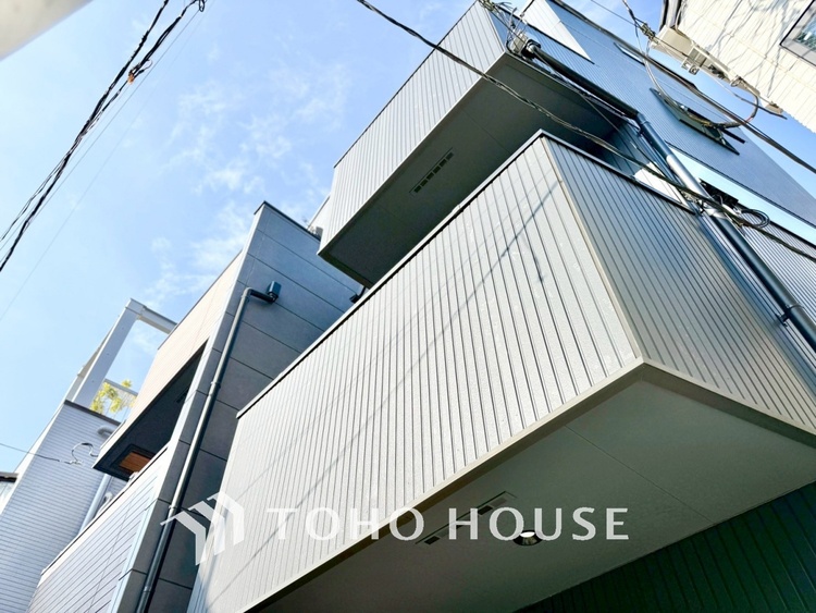 洗面 【Wash basin】十分な大きさの洗面台は収納もさる事ながら、身だしなみチェックや歯磨きなど、朝の慌ただしい時間でもホテルライクなスペースで余裕とゆとりを感じて頂けます。