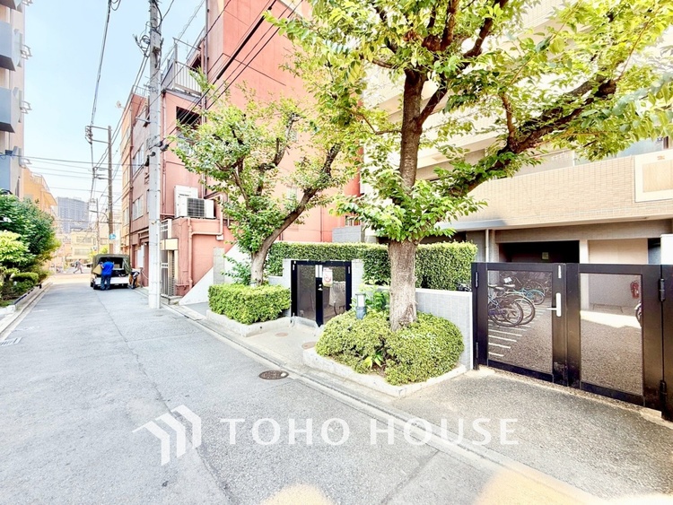 内装 ◆リビング◆たくさんの窓から注ぐ太陽の光。時間の経過とともに光と影のコントラストがこの空間のムードを変え、部屋に変化と温もりをもたらしてくれる。