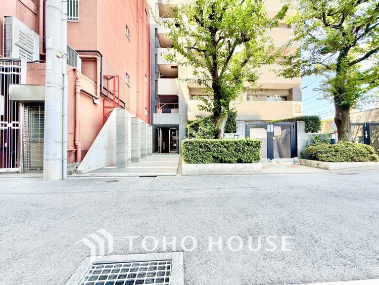 内装 ◆今宵の食卓◆ダウンライトに反射するグラスを眺めながらワインを注ぐ。トクトクと心地いい音をさせながら、フランスの古城を思わせる薫りがたちこめ、とても幸せな時を過ごせる。