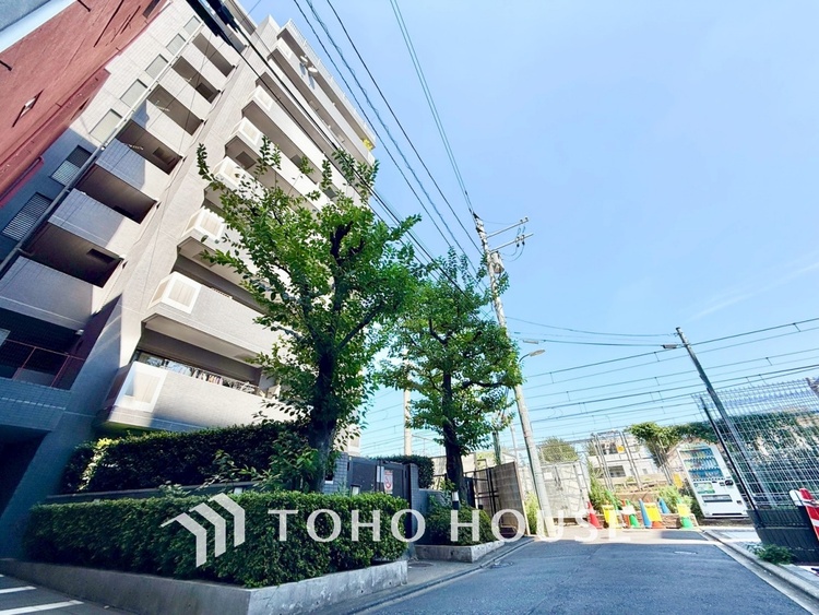 内装 ◆窓を開けると◆冷涼な風、そよぐリビング。だんらんの場所はここから始まり、ここで終わる。家族の笑顔が集う素敵な場所だから、こだわり抜いた思いが詰まっているのだと思う。