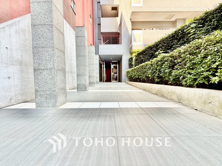 内装 ◆リビング◆そこには目を輝かせ笑顔で見つめてくれる君がいて、「おかえり」の言葉がこだまする。何気ない日々の挨拶は僕にとっては幸せで、同時に君の瞳にも恋している。