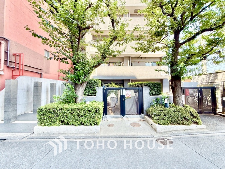 キッチン ◆キッチン◆美しく使いやすいキッチンは油汚れが簡単に拭き取れる素材で加工されており、浄水器シャワーから流す水の音を軽減する静かなシンクを採用。見えないところにさり気ない配慮が嬉しいですね