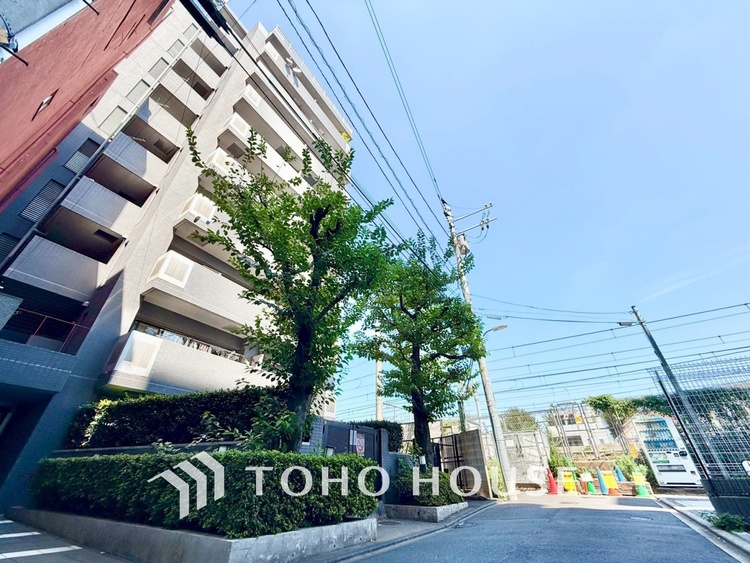 キッチン ◆今宵の食卓◆ダウンライトに反射するグラスを眺めながらワインを注ぐ。トクトクと心地いい音をさせながら、フランスの古城を思わせる薫りがたちこめ、とても幸せな時を過ごせる。