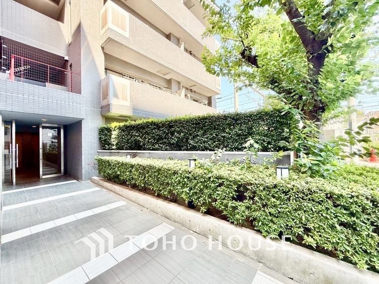 キッチン ◆キッチン◆美味しい料理を作りたくなるような気持にさせてくれる、腕を振るえる自慢のスペース。見上げると柔らかなダウンライトが包み込み、彩りを添えます。艶と光沢のある居心地の良いわが家のキッチン。