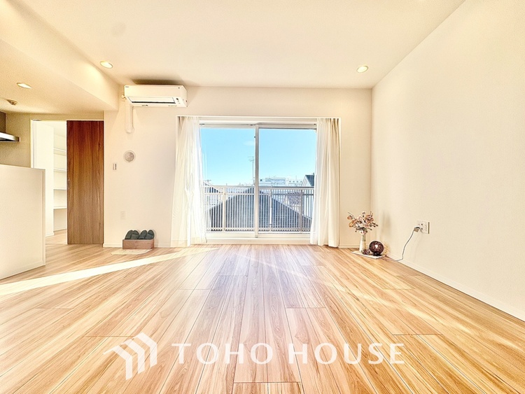 内装 お出かけとお戻りの際に必ず通る場所は全体的に穏やかで慎ましい印影。美しく光をアレンジした素敵なエントランスです。