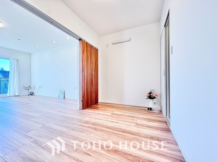 内装 【そよぐ風、緑の香り】澄み切った空気。移ろう季節の中、ゆっくりと流れる時間を、大切な人と愛でる至福。幸せを噛みしめる穏やかな生活。