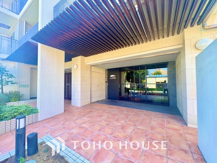 外観 【Entrance】お出かけとお戻りの際に必ず通る場所は全体的に穏やかで慎ましい印影。美しく光をアレンジした素敵なエントランスです。