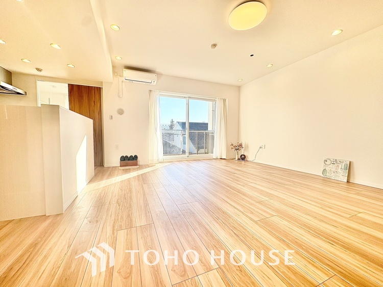 内装 心地よい風、一歩外へ出て身体を伸ばす。どこまでも広がる青空の下、家に帰ってきたなと安心するような空間を。